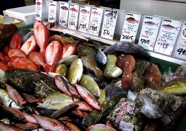 『パヤオ直売店』まるごと販売されている魚