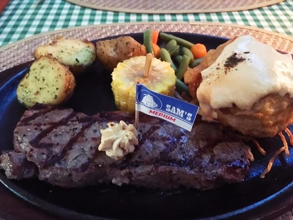 『サムズ(SAM’S)』チキンロールフライのチーズ詰め仕立て&サーロインステーキ