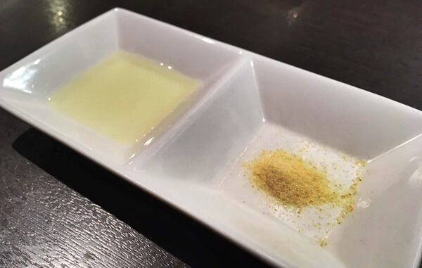特選厚切りたん塩と一緒に提供される「レモン汁」と「レモン塩」