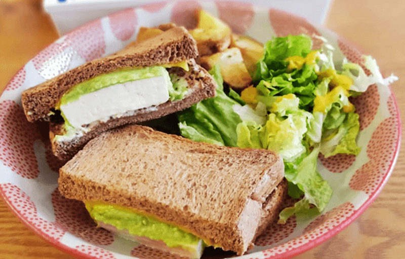 C&C BREAKFAST OKINAWA 島豆腐とアボカドのサンドイッチ